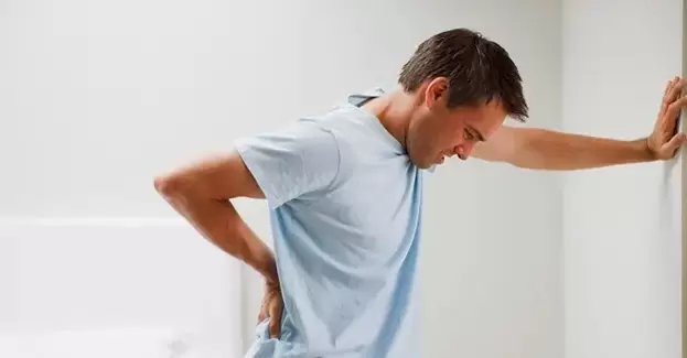 Fájdalom a lumbosacralis régióban egy férfiban a krónikus prosztatagyulladás jele